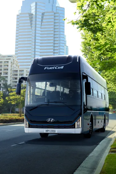 Hyundai UNIVERSE Fuel Cell running through the city park