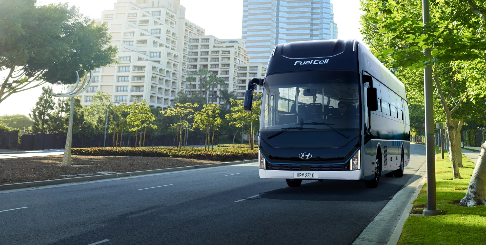 Hyundai UNIVERSE Fuel Cell running through the city park